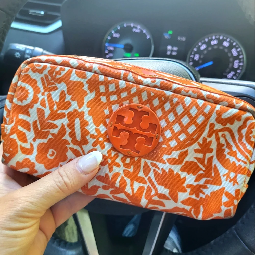 Beautiful vibrant orange 🍊 TORY BURCH cosmetic 💄 bag! GORGEOUS 💓